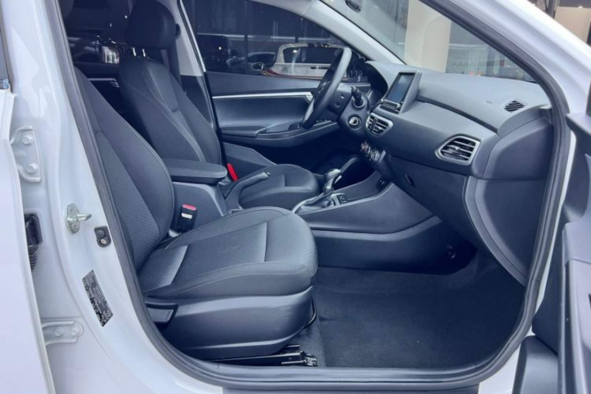 Used Hyundai Celesta 2017 1.6L Automatic Enjoyment Version GLS Interior 9