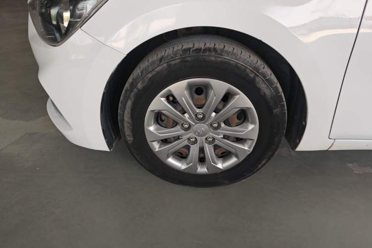 Used Hyundai Celesta 2017 1.6L Manual GL Delight Edition Left Front Wheel Hub