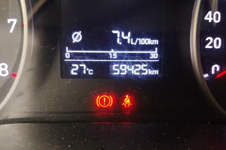 Used Hyundai Celesta 2017 1.6L Automatic Enjoyment Version GLS Odometer Close Up