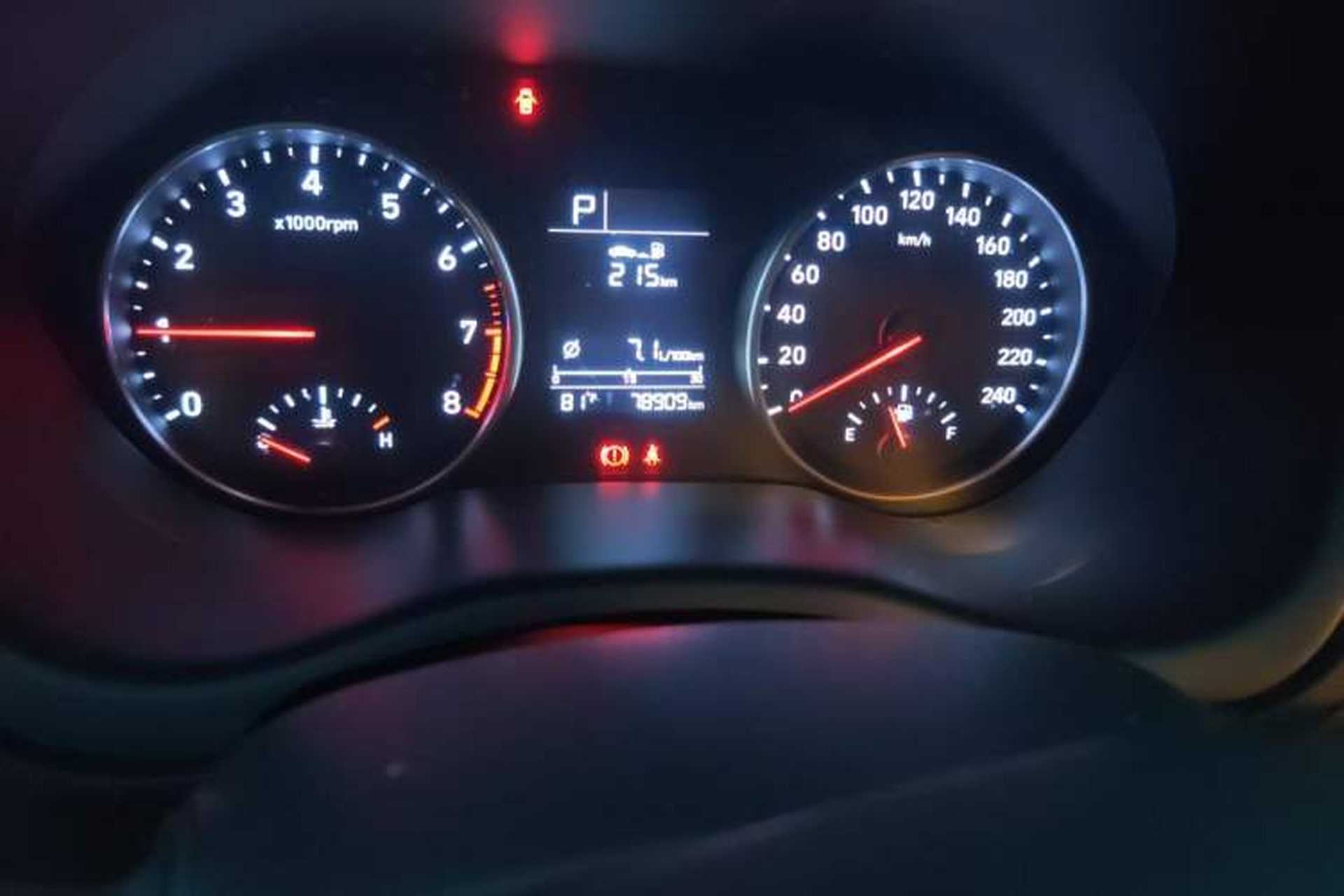 Used Hyundai Celesta 2017 1.6L Automatic Enjoyment Version GLS Odometer Close Up