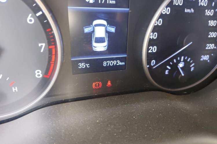Used Hyundai Celesta 2017 1.6L Manual Joyful Edition DLX Odometer Close Up