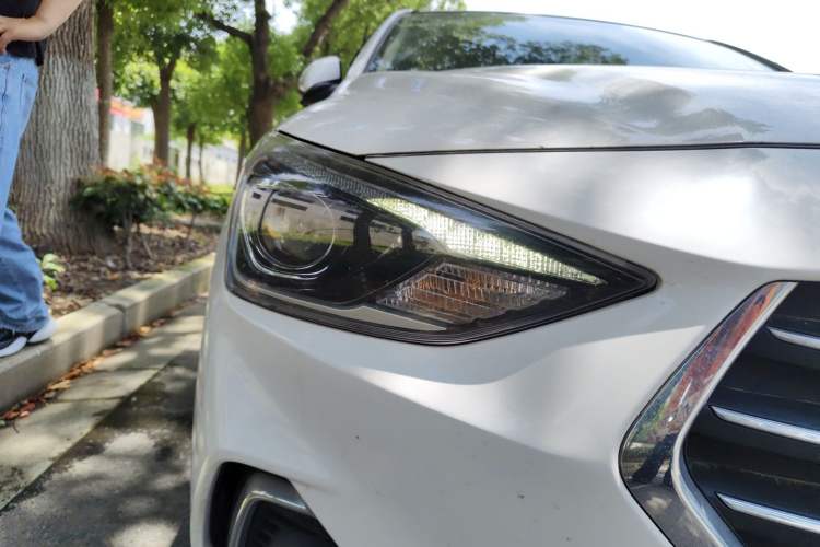 Used Hyundai Celesta 2017 1.6L Manual Joyful Edition DLX Right Front Headlight