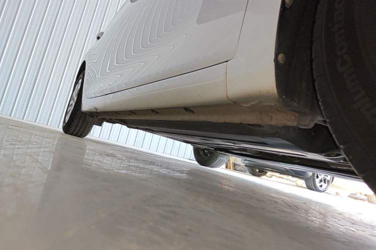 Used Hyundai Celesta 2017 1.6L Manual GL Delight Edition Right Side Sill