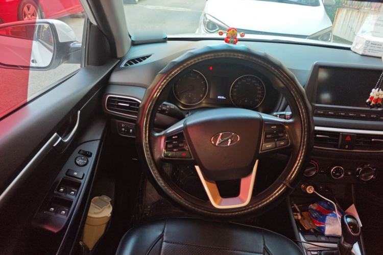 Used Hyundai Celesta 2017 1.6L Automatic Enjoyment Version GLS Steering Wheel