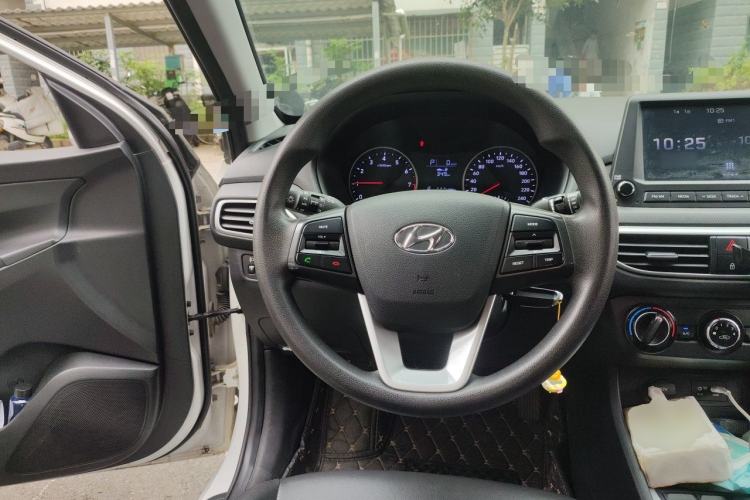 Used Hyundai Celesta 2017 1.6L Automatic Enjoyment Version GLS Steering Wheel