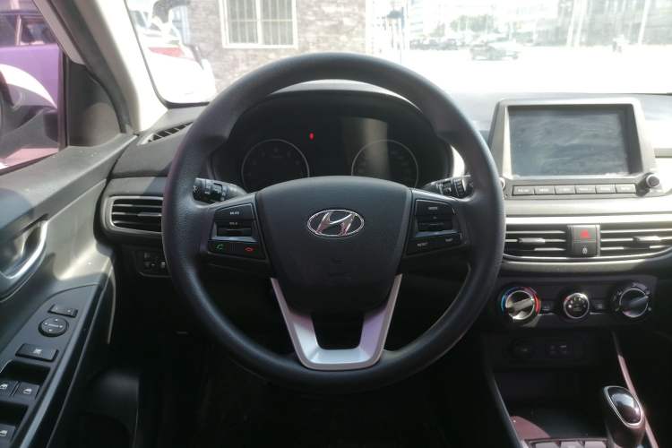 Used Hyundai Celesta 2017 1.6L Automatic Enjoyment Version GLS Steering Wheel