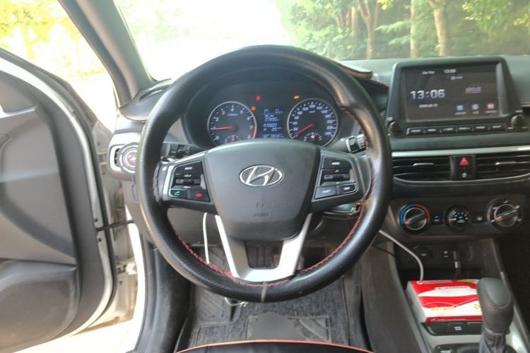 Used Hyundai Celesta 2017 1.6L Automatic Enjoyment Version GLS Steering Wheel
