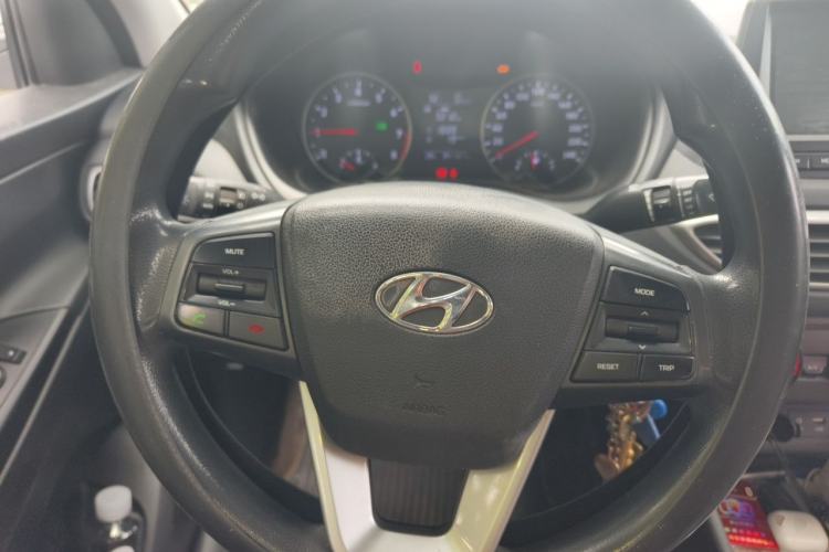 Used Hyundai Celesta 2017 1.6L Automatic Enjoyment Version GLS Steering Wheel