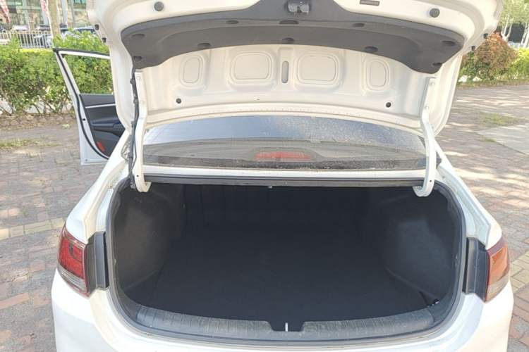 Used Hyundai Celesta 2017 1.6L Automatic Enjoyment Version GLS Trunk
