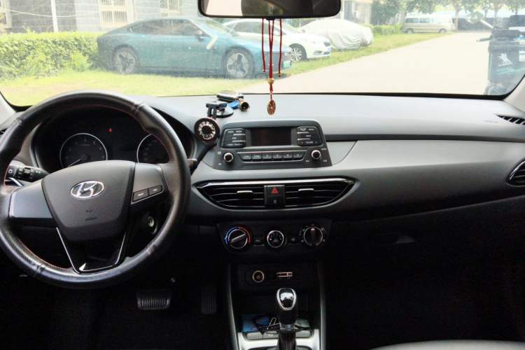 Used Hyundai Celesta 2018 1.6L Automatic GL Enjoyment Edition China VI compliant Center Console
