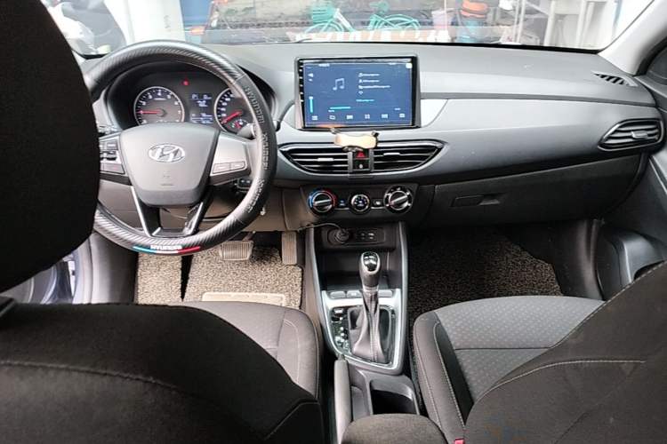 Used Hyundai Celesta 2018 1.6L Automatic GL Enjoyment Edition China VI compliant Center Console