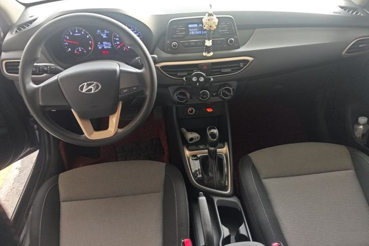 Used Hyundai Celesta 2018 1.6L Automatic GL Enjoyment Edition China VI compliant Center Console