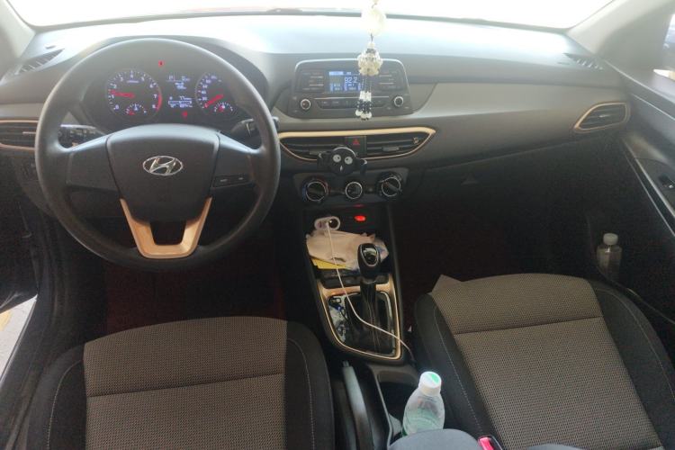 Used Hyundai Celesta 2018 1.6L Automatic GL Enjoyment Edition China VI compliant Center Console