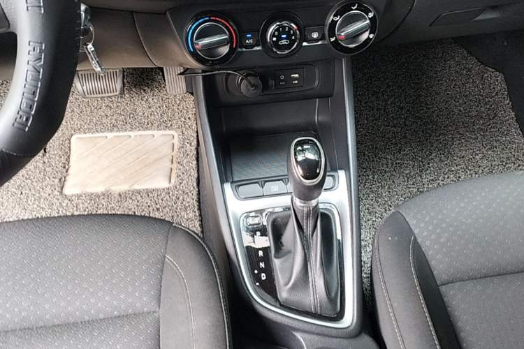 Used Hyundai Celesta 2018 1.6L Automatic GL Enjoyment Edition China VI compliant Gear Lever