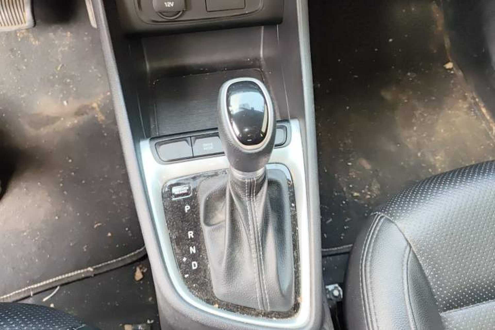 Used Hyundai Celesta 2018 1.6L Automatic GL Enjoyment Edition China VI compliant Gear Lever