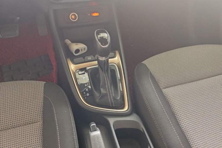 Used Hyundai Celesta 2018 1.6L Automatic GL Enjoyment Edition China VI compliant Gear Lever
