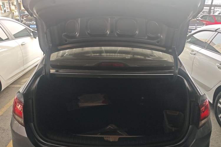 Used Hyundai Celesta 2018 1.6L Automatic GL Enjoyment Edition China VI compliant Trunk