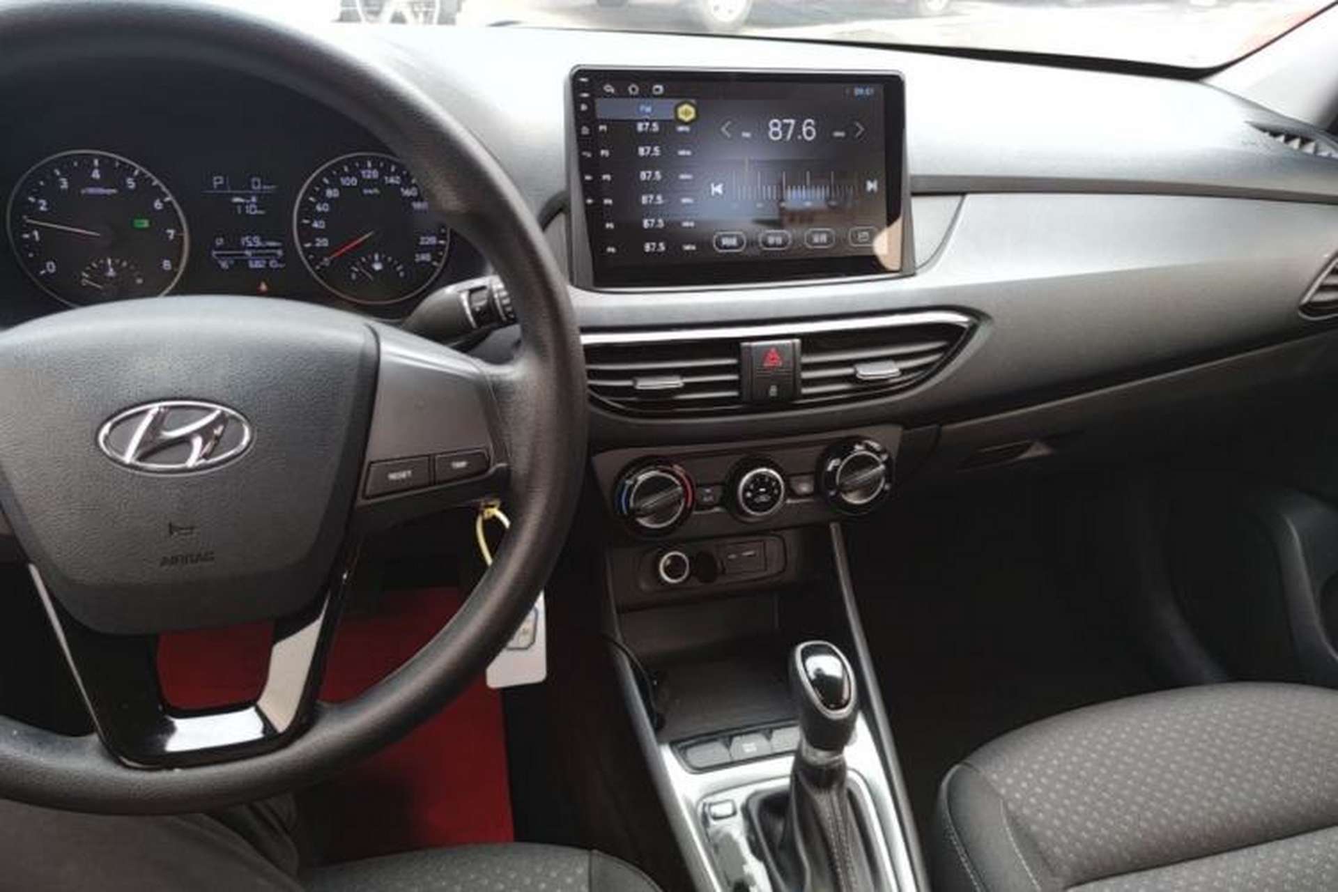 Used Hyundai Celesta 2018 1.6L Automatic GL Enjoyment Edition China VI compliant Center Console
