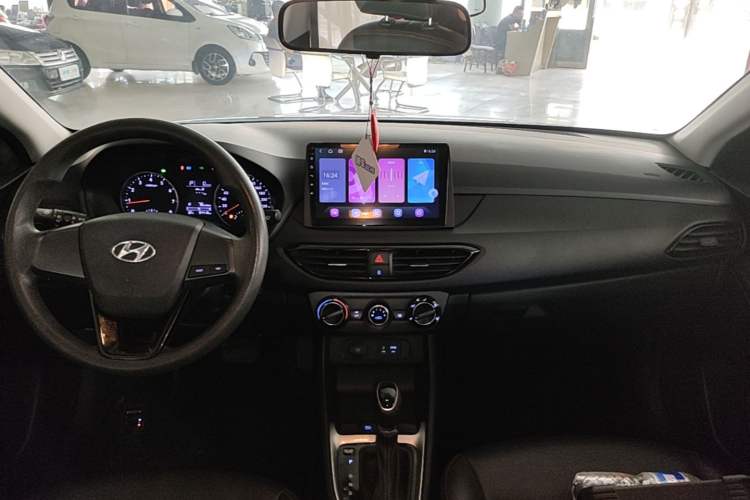 Used Hyundai Celesta 2018 1.6L Automatic GL Enjoyment Edition China VI compliant Center Console