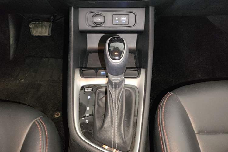 Used Hyundai Celesta 2018 1.6L Automatic GL Enjoyment Edition China VI compliant Gear Lever