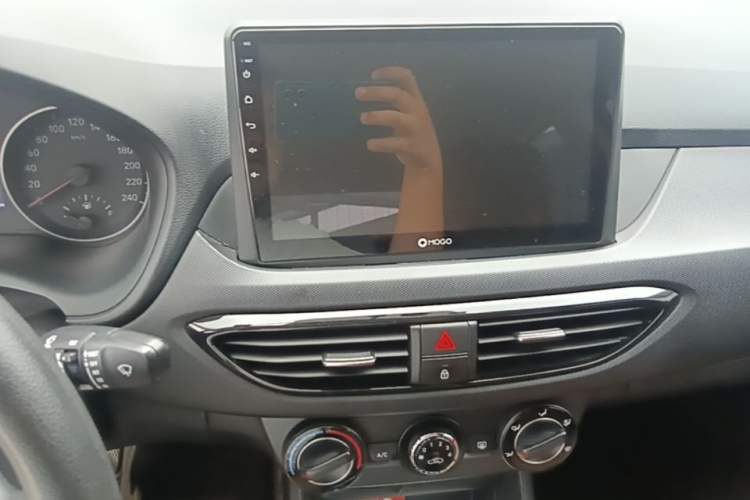Used Hyundai Celesta 2018 1.6L Automatic GL Enjoyment Version China V Standard Audio And AC Panel