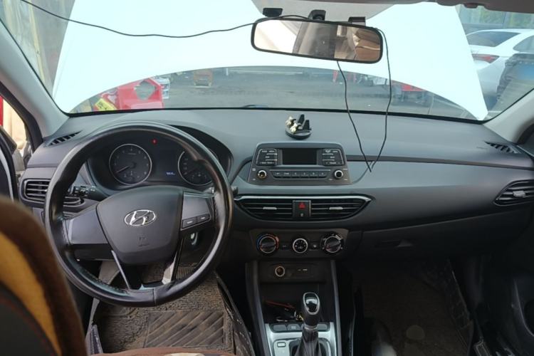 Used Hyundai Celesta 2018 1.6L Automatic GL Enjoyment Edition China VI compliant Center Console