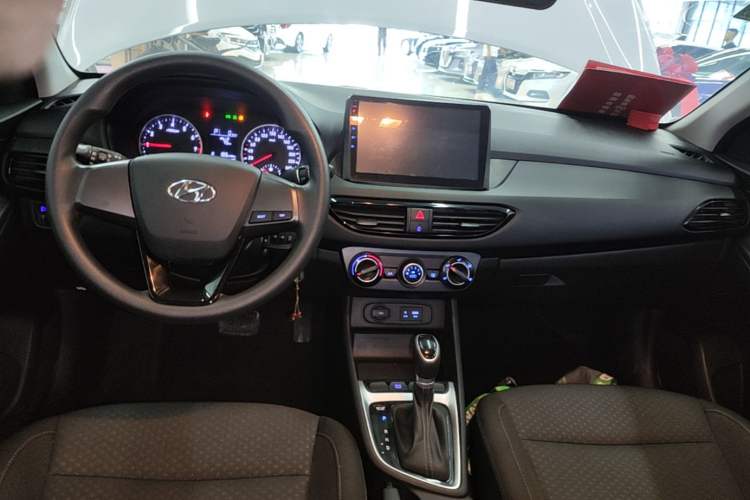 Used Hyundai Celesta 2018 1.6L Automatic GL Enjoyment Edition China VI compliant Center Console