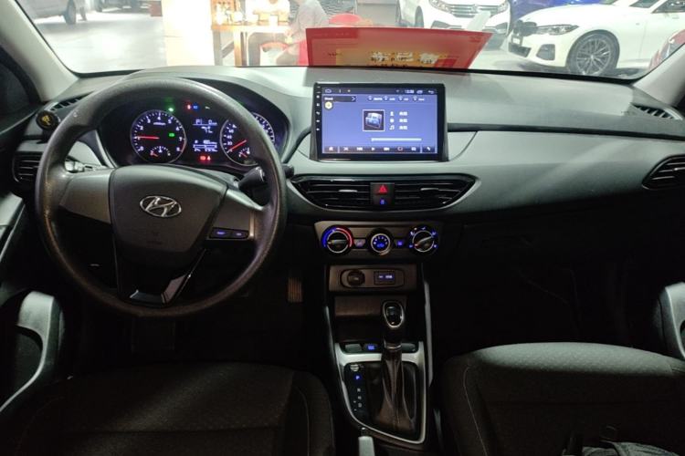 Used Hyundai Celesta 2018 1.6L Automatic GL Enjoyment Edition China VI compliant Center Console