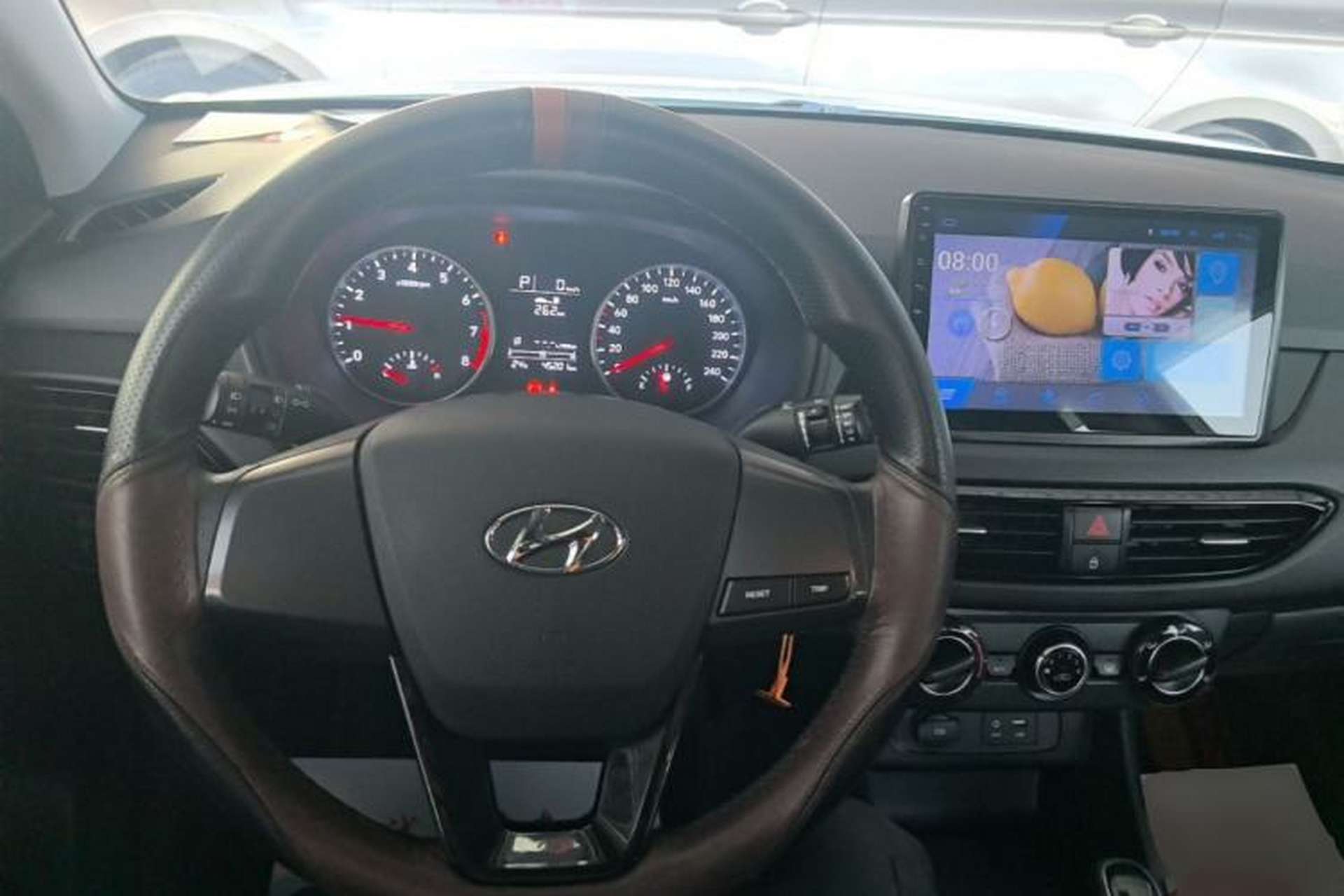 Used Hyundai Celesta 2018 1.6L Automatic GL Enjoyment Edition China VI compliant Center Console