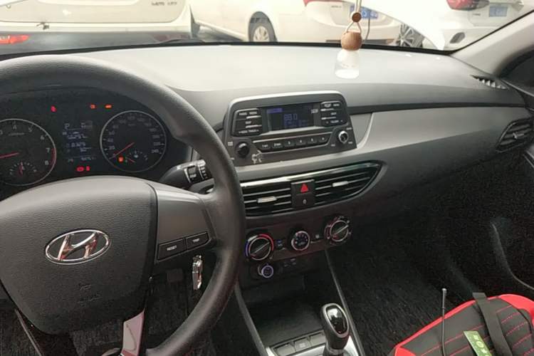 Used Hyundai Celesta 2018 1.6L Automatic GL Enjoyment Edition China VI compliant Center Console