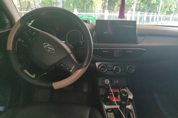 Used Hyundai Celesta 2018 1.6L Automatic GL Enjoyment Edition China VI compliant Center Console