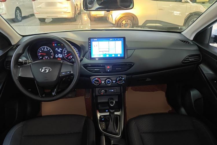 Used Hyundai Celesta 2018 1.6L Automatic GL Enjoyment Edition China VI compliant Center Console