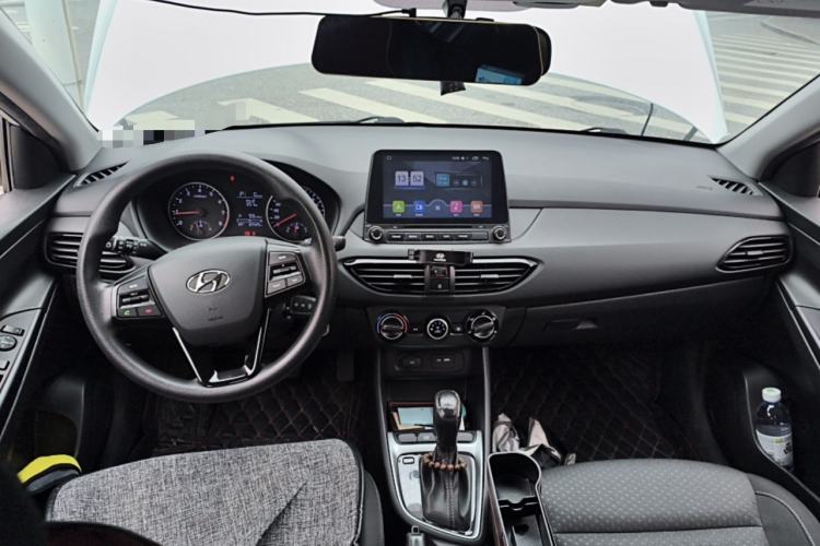 Used Hyundai Celesta 2018 1.6L Automatic GL Enjoyment Edition China VI compliant Center Console