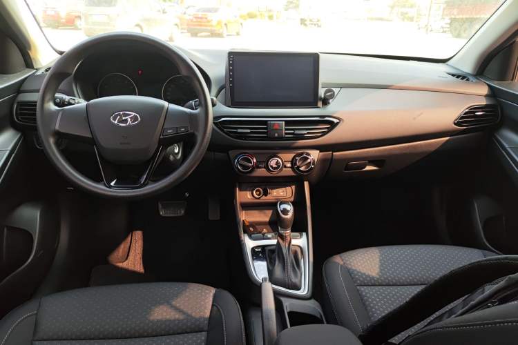 Used Hyundai Celesta 2018 1.6L Automatic GL Enjoyment Version China V Standard Center Console