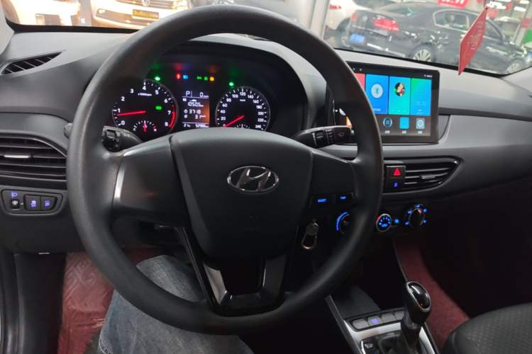 Used Hyundai Celesta 2018 1.6L Automatic GL Enjoyment Edition China VI compliant Center Console