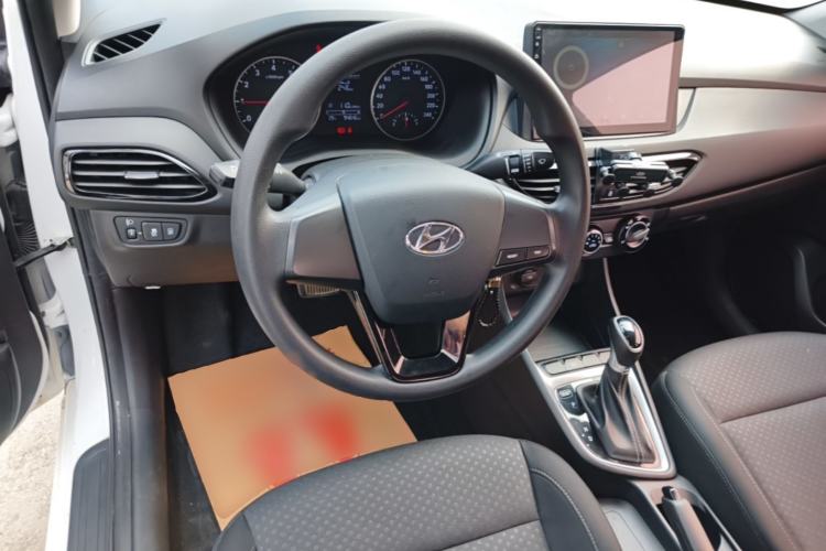 Used Hyundai Celesta 2018 1.6L Automatic GL Enjoyment Edition China VI compliant Center Console