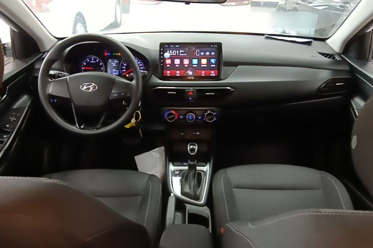 Used Hyundai Celesta 2018 1.6L Automatic GL Enjoyment Edition China VI compliant Center Console