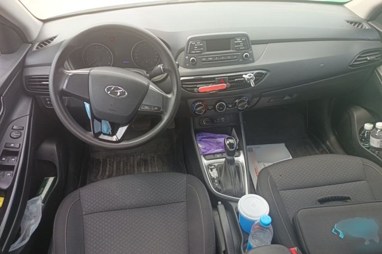 Used Hyundai Celesta 2018 1.6L Automatic GL Enjoyment Edition China VI compliant Center Console