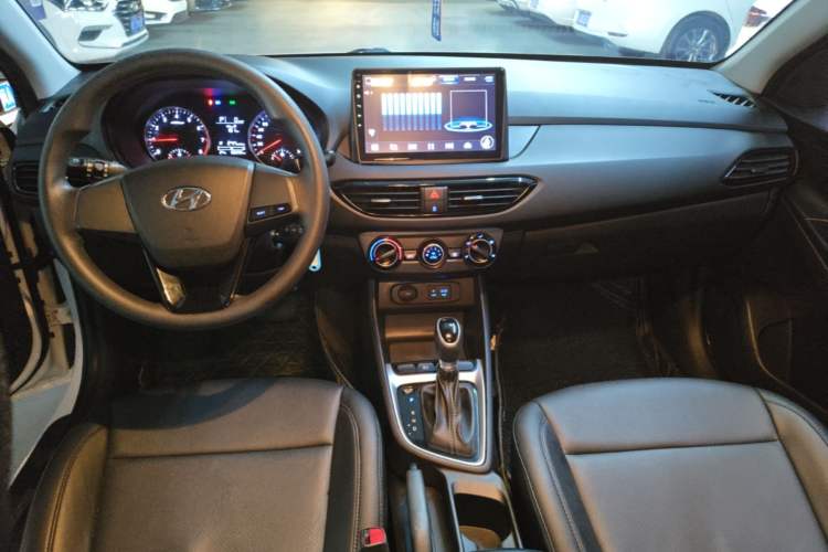 Used Hyundai Celesta 2018 1.6L Automatic GL Enjoyment Edition China VI compliant Center Console