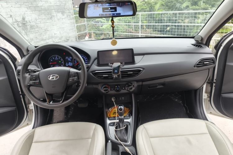Used Hyundai Celesta 2018 1.6L Automatic GL Enjoyment Edition China VI compliant Center Console
