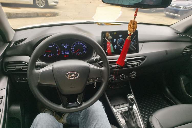 Used Hyundai Celesta 2018 1.6L Automatic GL Enjoyment Edition China VI compliant Center Console