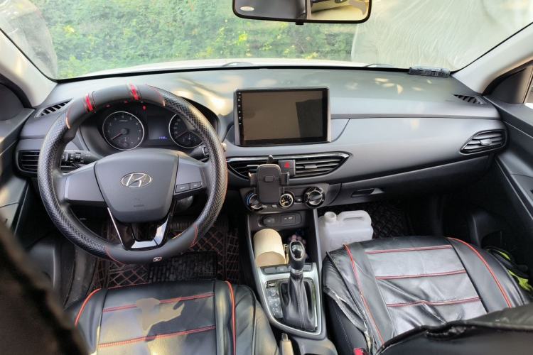 Used Hyundai Celesta 2018 1.6L Automatic GL Enjoyment Edition China VI compliant Center Console