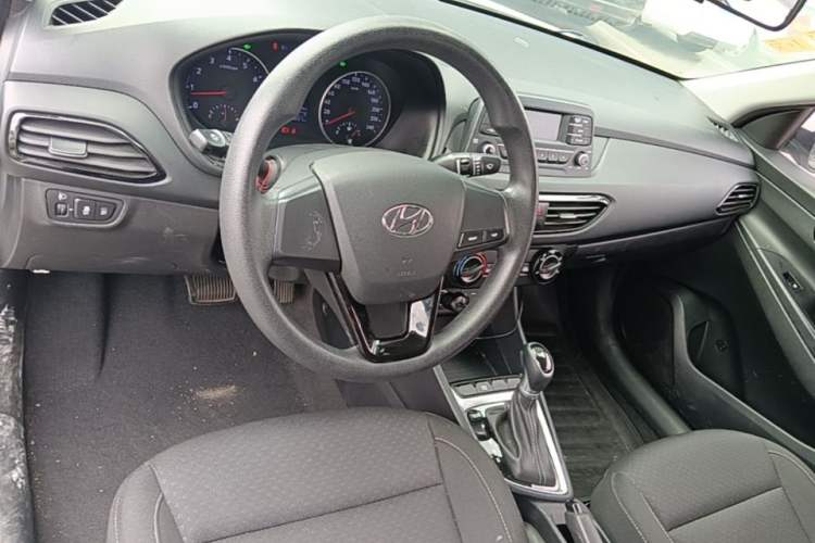 Used Hyundai Celesta 2018 1.6L Automatic GL Enjoyment Edition China VI compliant Center Console