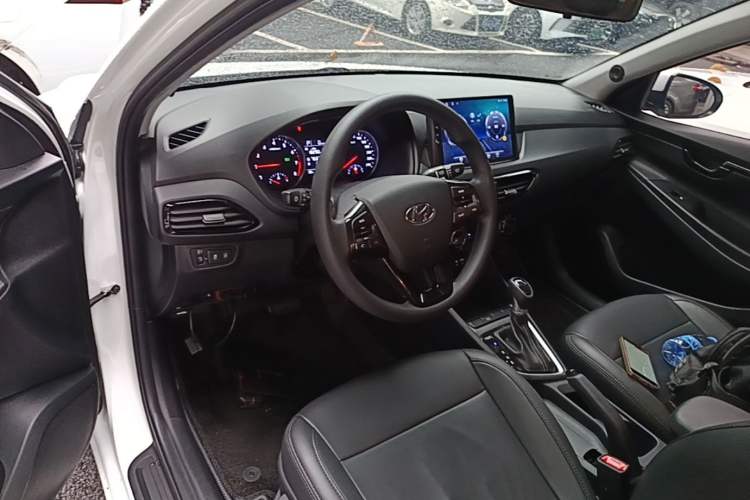 Used Hyundai Celesta 2018 1.6L Automatic GL Enjoyment Edition China VI compliant Center Console