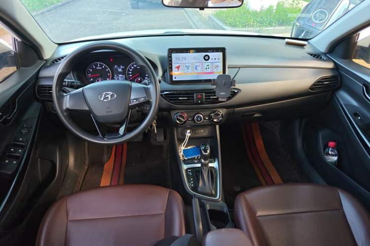 Used Hyundai Celesta 2018 1.6L Automatic GL Enjoyment Edition China VI compliant Center Console