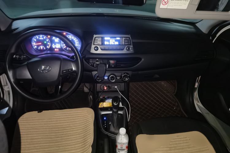 Used Hyundai Celesta 2018 1.6L Automatic GL Enjoyment Edition China VI compliant Center Console