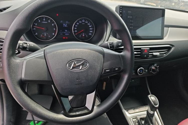 Used Hyundai Celesta 2018 1.6L Automatic GL Enjoyment Edition China VI compliant Center Console