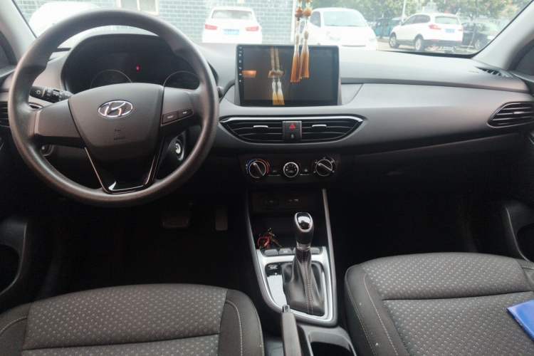 Used Hyundai Celesta 2018 1.6L Automatic GL Enjoyment Edition China VI compliant Center Console