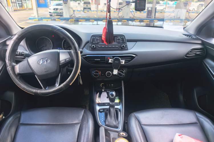 Used Hyundai Celesta 2018 1.6L Automatic GL Enjoyment Edition China VI compliant Center Console