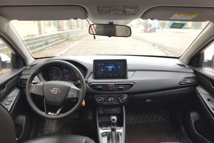 Used Hyundai Celesta 2018 1.6L Automatic GL Enjoyment Edition China VI compliant Center Console